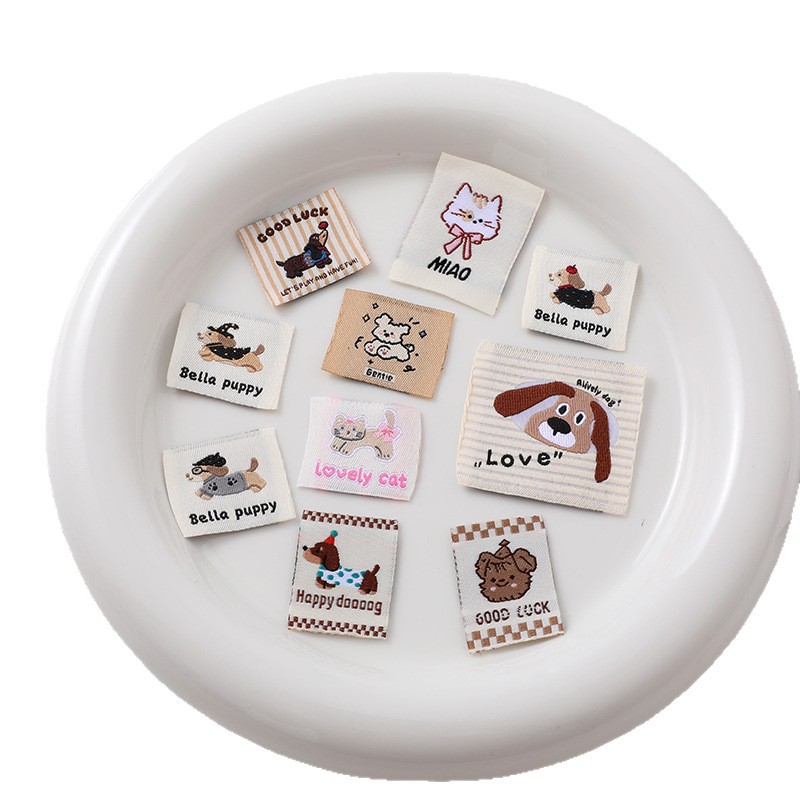 Cartoon Dachshund woven labels, cute cat and bear pattern baby clothes, decorated with hand-stitched clothes and hats Item Picture
