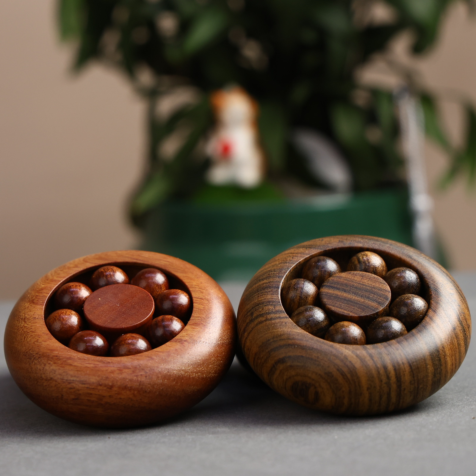 Factory direct sales of sandalwood wooden handball spinning handball pieces for hand exercise and stress relief Application Scenario