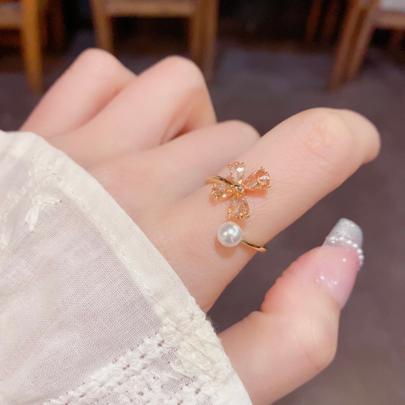 This unique and ethereal orange butterfly pearl open-mouth ring exudes a sense of luxury and sophistication, making it a fashionable and versatile index finger ring