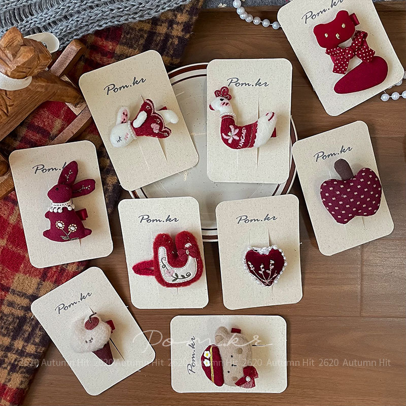 New Korean-style red fabric cartoon hairpins are sweet and handcrafted for children. They feature side breakdowns and bangs for girls. Pom.kr wine red fabric cute and fun hairpins, bear apples, and multiple styles, making them adorable for girls in autumn and winter Application Scenario