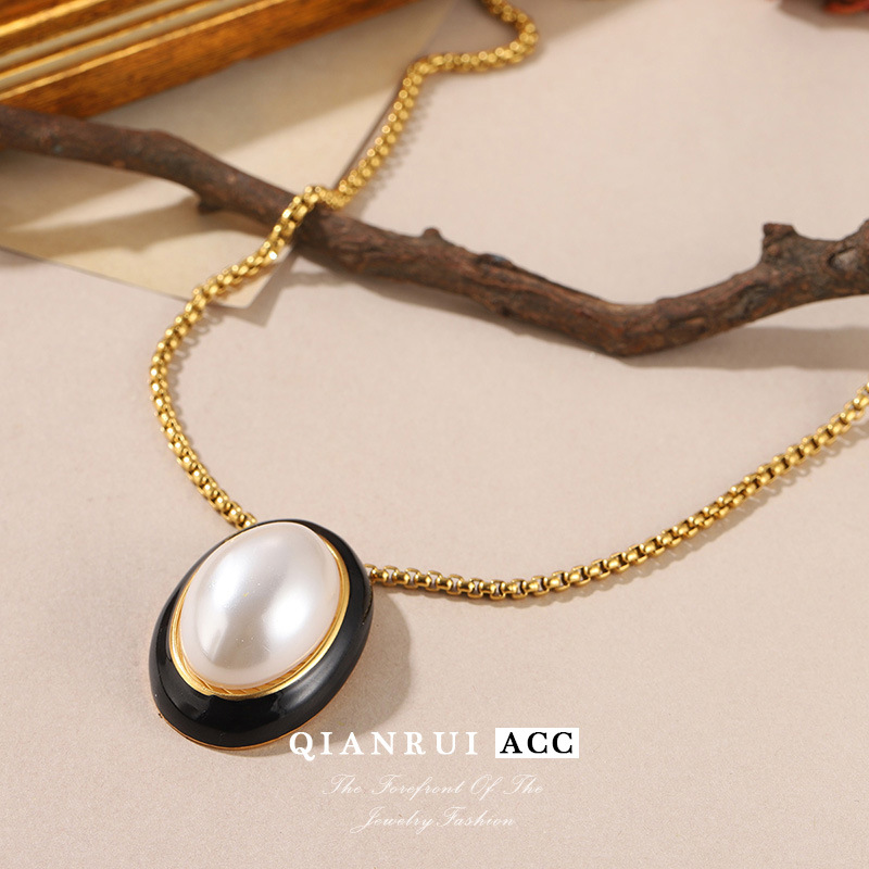 The new European and American French retro necklace with a high-end feel, the white mother-of-pearl necklace, the niche and light luxury collarbone chain, and the French fashion for women