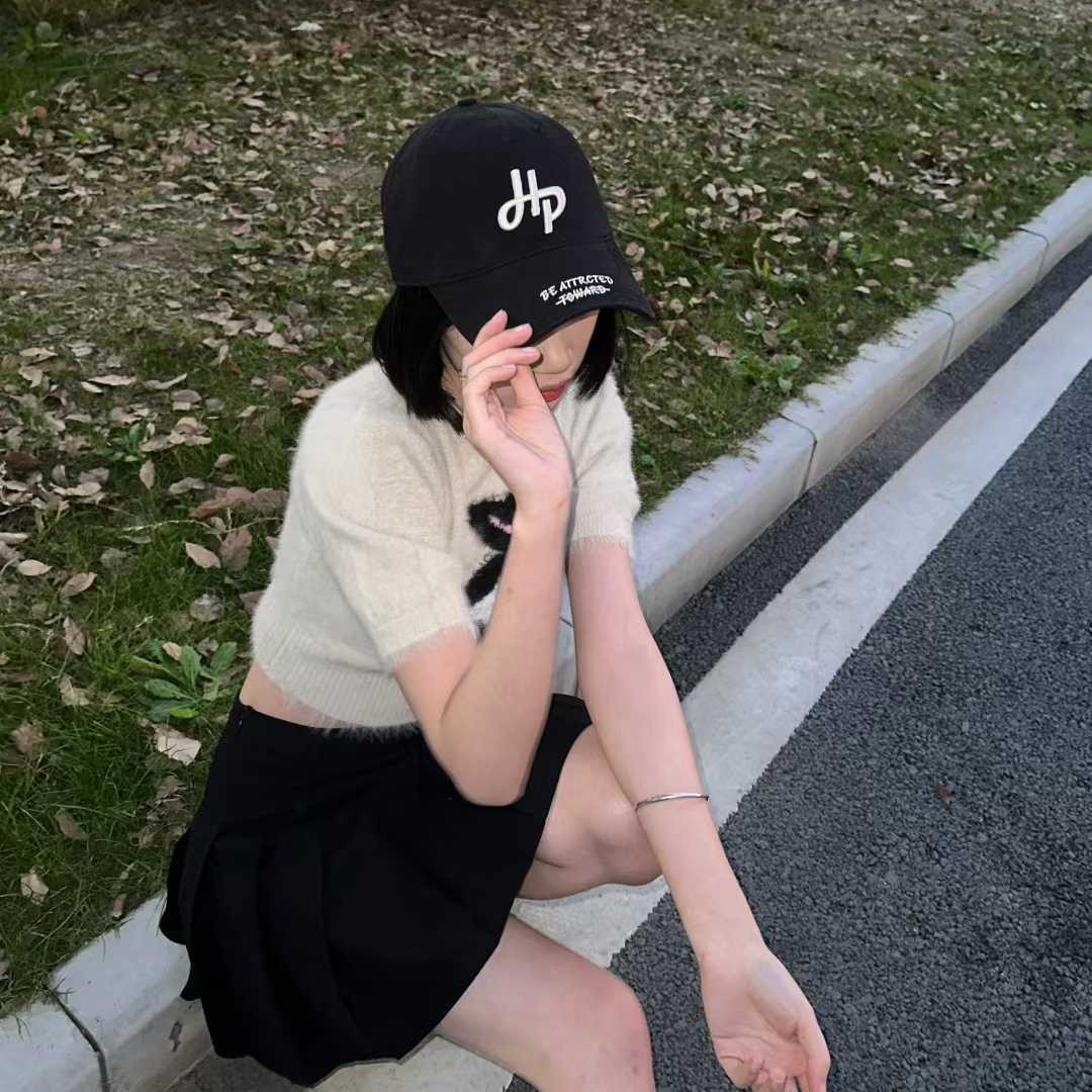 The new hard-top baseball cap for women with a perforated brim and embroidered letters is a Korean-style couple's baseball cap that makes the face look smaller, looks old-fashioned and is casual