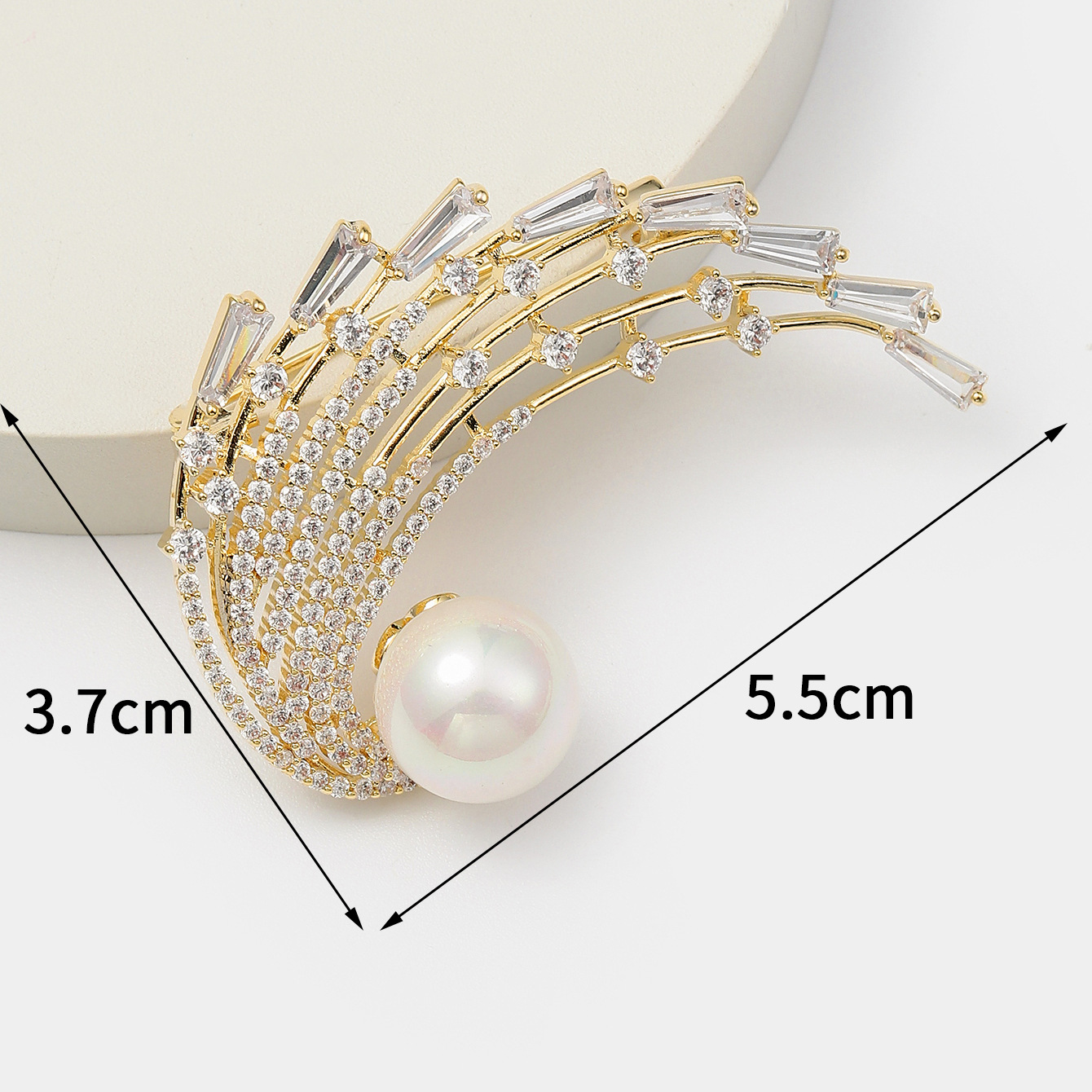 Xuhui Jewelry's exquisite copper zirconium gold-plated luxurious and light luxury brooch exudes a sense of sophistication and elegance. The corsage is a fashionable and versatile accessory Application Scenario