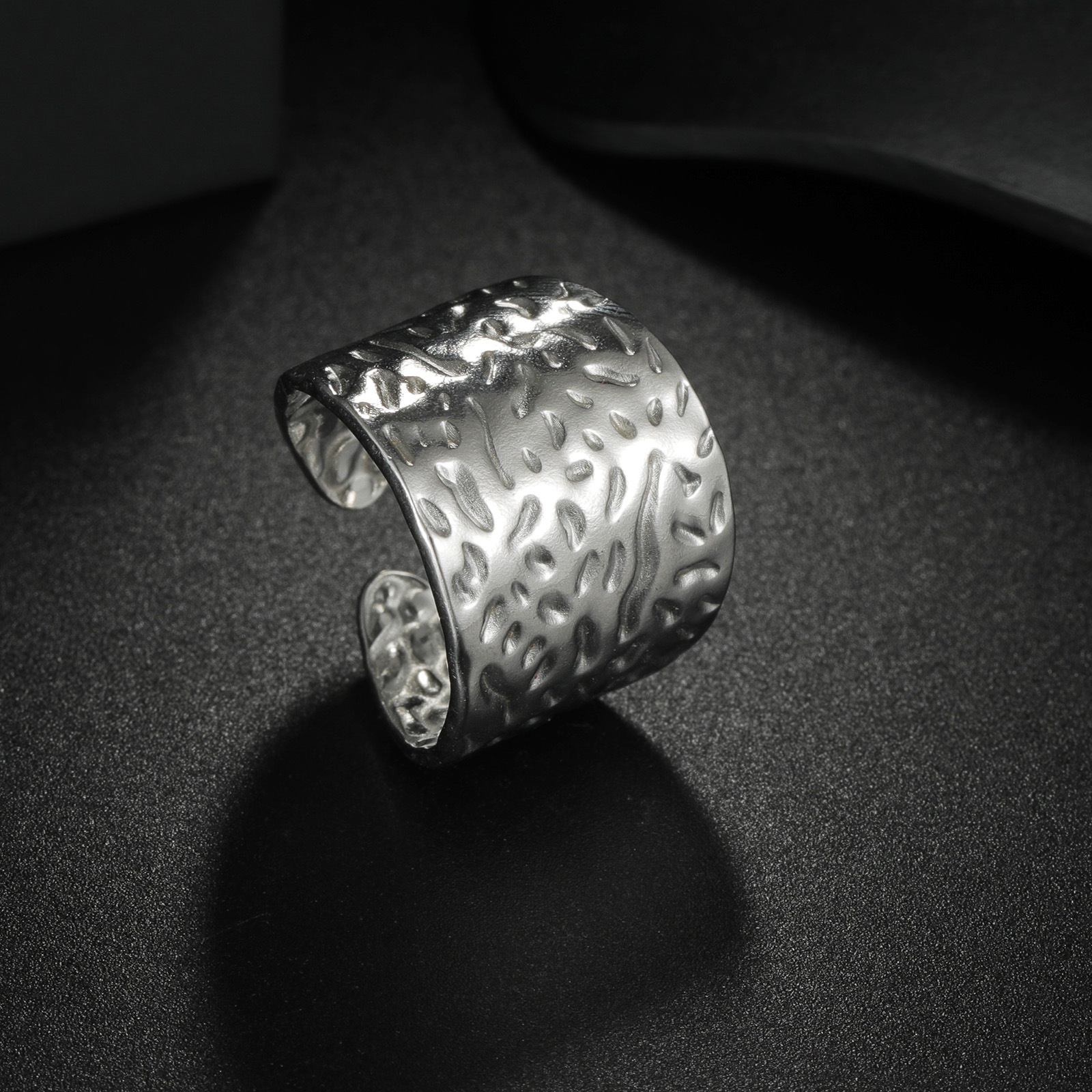 European and American retro wide irregular tap texture ring, stainless steel open ring, exaggerated style ladies' ring details Picture