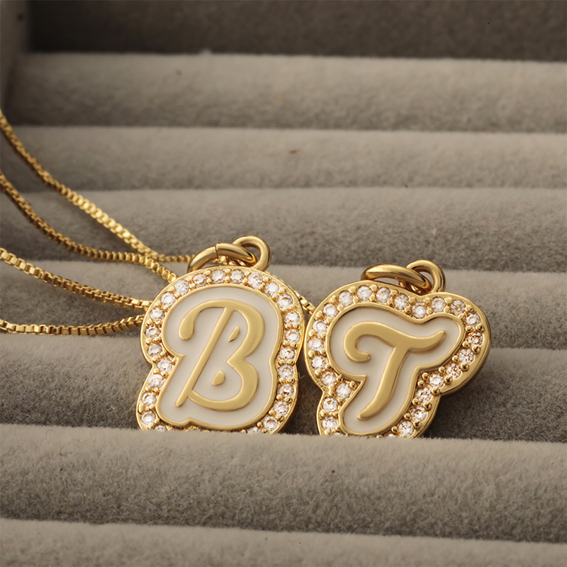 The manufacturer's new 26-style English letter copper pendant with zircon edges, a trendy and high-end collarbone chain necklace for women details Picture