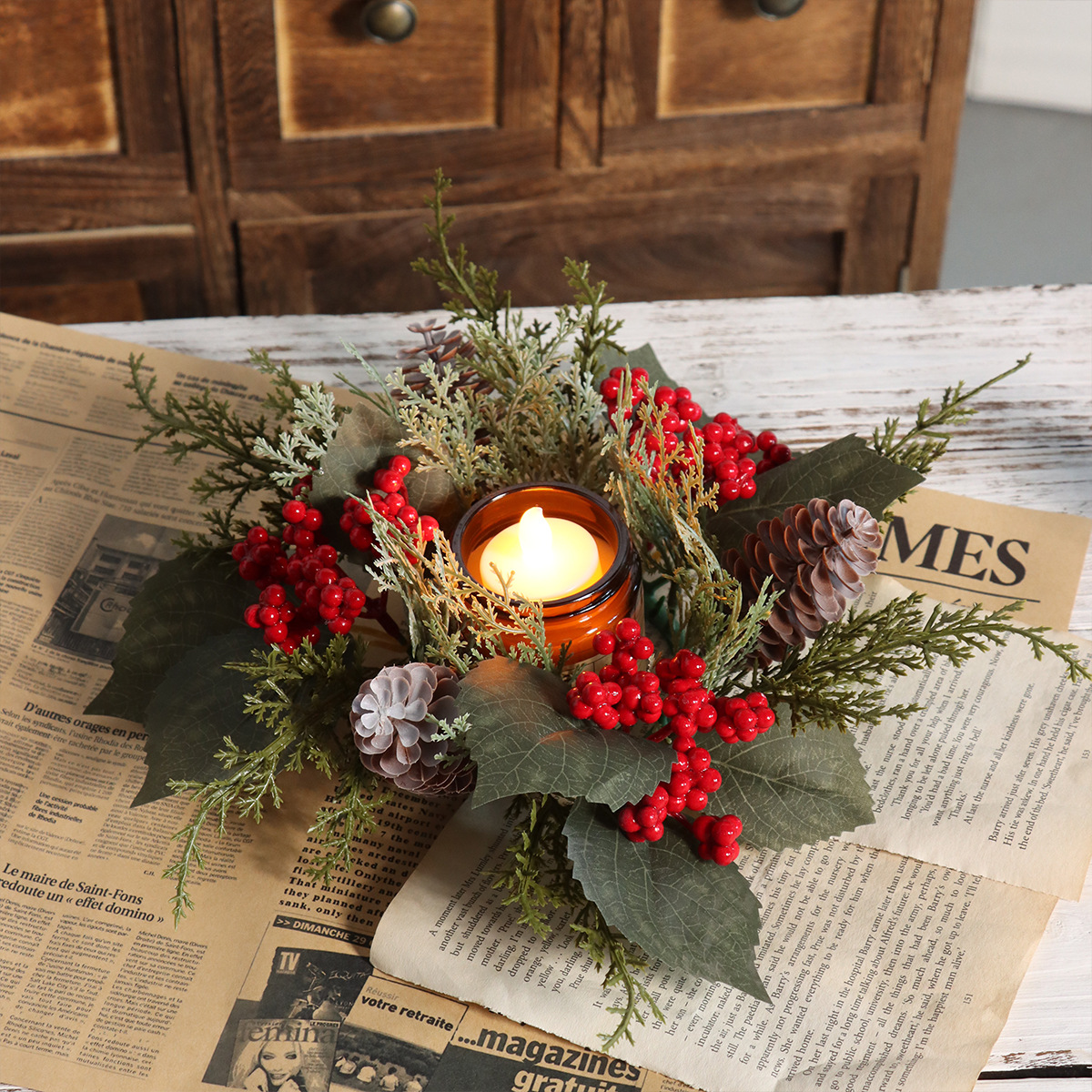 跨境新款圣诞节绿植仿真红果松柏门饰场景装饰氛围布置圣诞小花环产品图