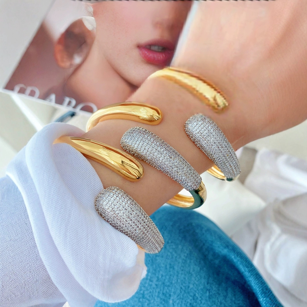 A new cross-border European and American fashion copper-plated and zircon open water drop bracelet for women, with a delicate, niche and high-end feel full figure