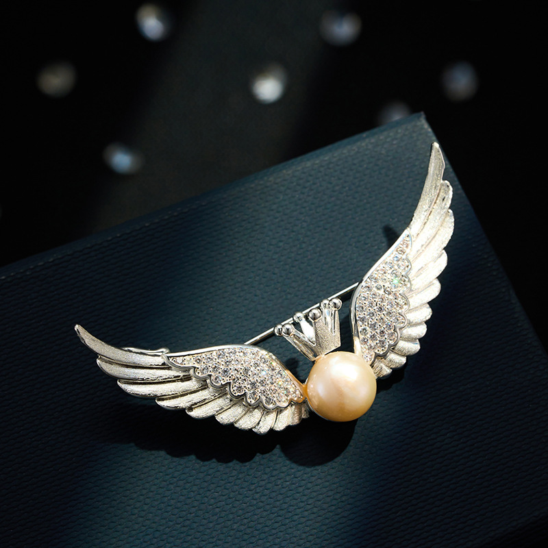 Original design two-color crown wing brooch, copper alloy, real gold electroplated and set with zircon freshwater pearls, exquisite brooch