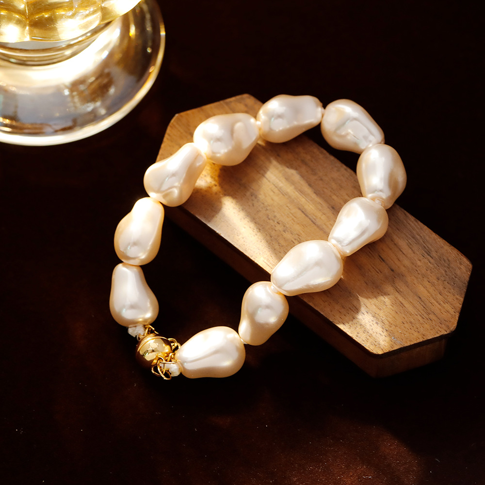 فشركة هيياسينث (Hyacinshi)، وهي شركة (INS) لسوارات اللؤلؤ اللؤلؤية، تصمم مجموعة من سلاسل اليد الرفيعة الرفيعة Specification image