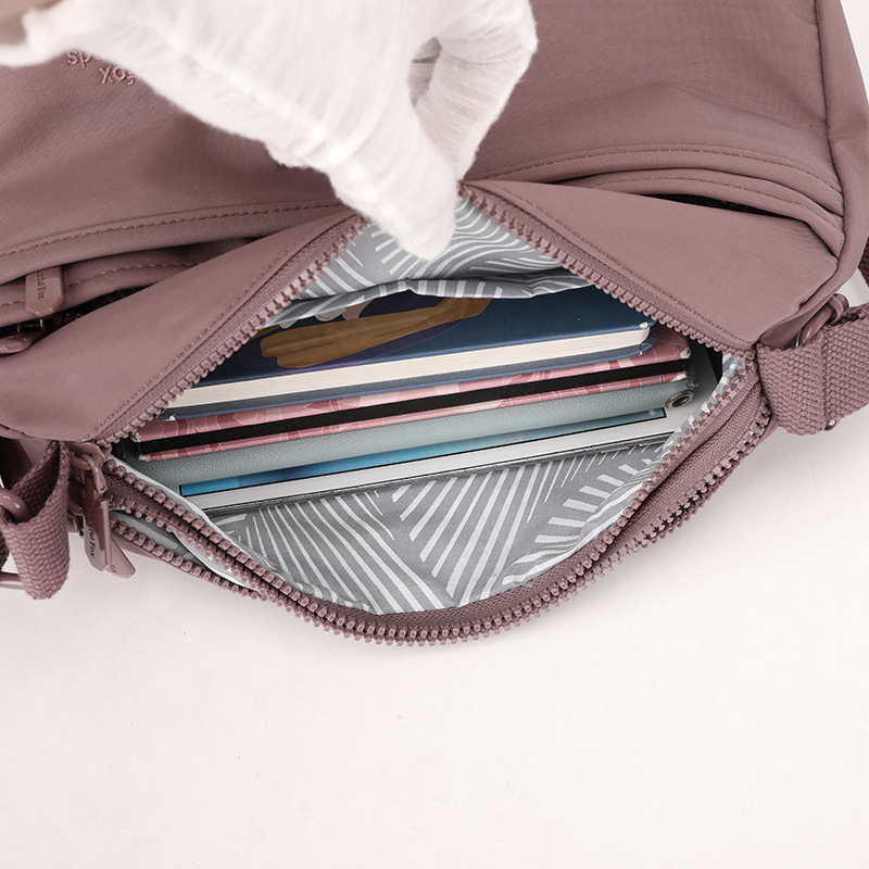 New cross-border single-shoulder small square bag, lightweight nylon bag, large-capacity women's crossbody bag Application Scenario