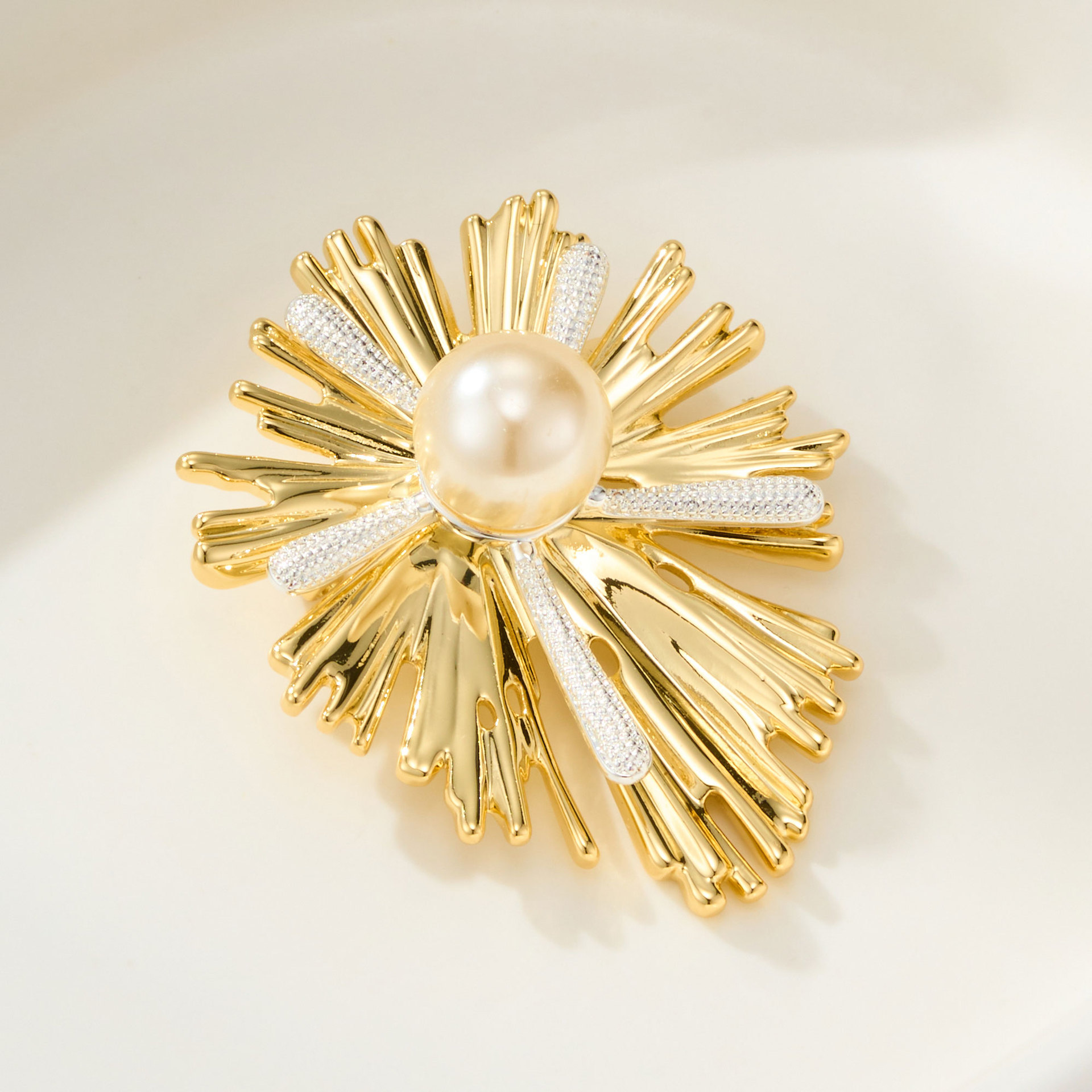Source factory's light luxury and high-end firework brooch, copper alloy two-color gold electroplated three-dimensional pin, can be sent in mixed batches on behalf Application Scenario