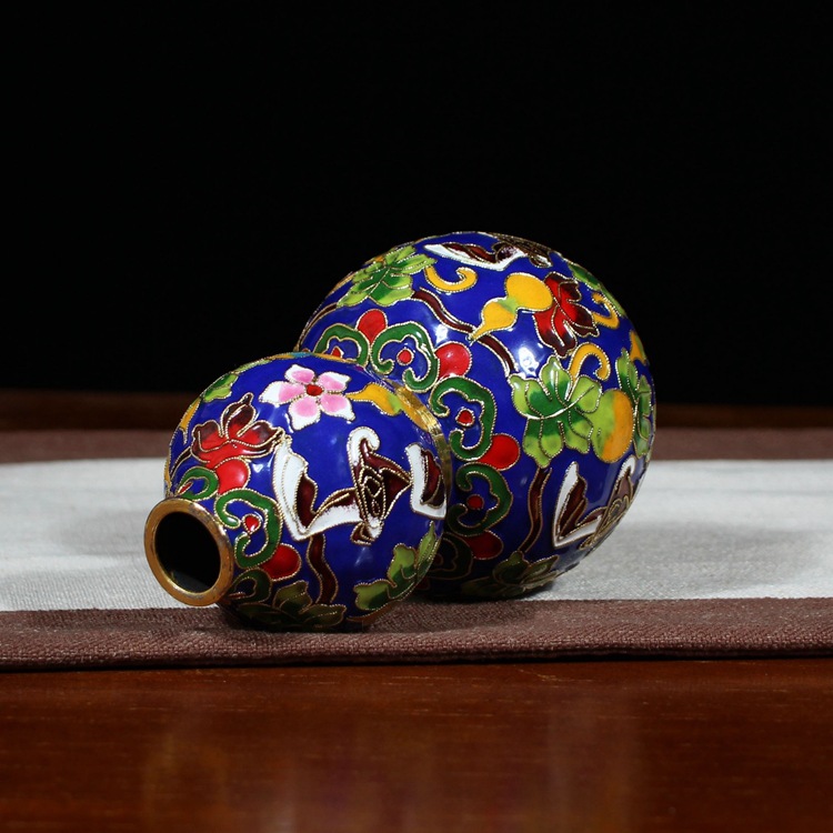 Beijing Cloisonne craft cultural gift and decoration piece: 6-inch gourd with copper body, cloisonne enamel, filigree and silver blue details Picture