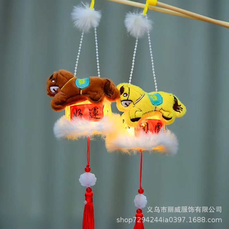 The 2026 New Year of the Horse small lanterns are a bestseller. The new Chinese-style New Year's Eve lanterns are being sold at street stalls in scenic spots at night markets, glowing and selling well Specification image