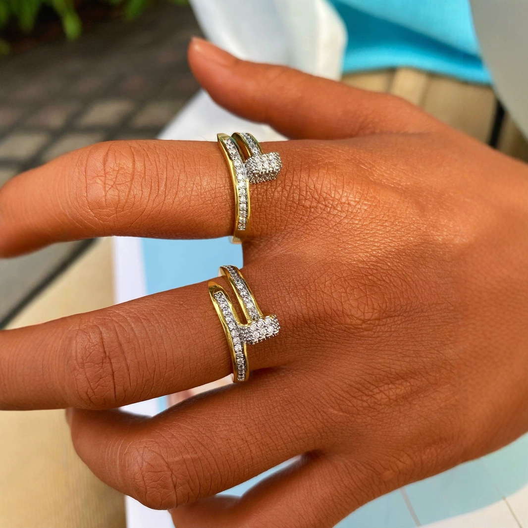 A popular two-color electroplated nail ring and bracelet set in European and American fashion, with a slightly inlaid zircon ring and bracelet for women Specification drawing