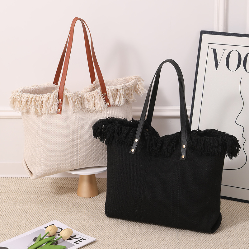 Cross-border canvas bag, fringed handbag, large-capacity portable and simple fringed tote bag, large-capacity simple hand-held shoulder canvas bag, commuting woven beach bag, women's canvas bag Application Scenario