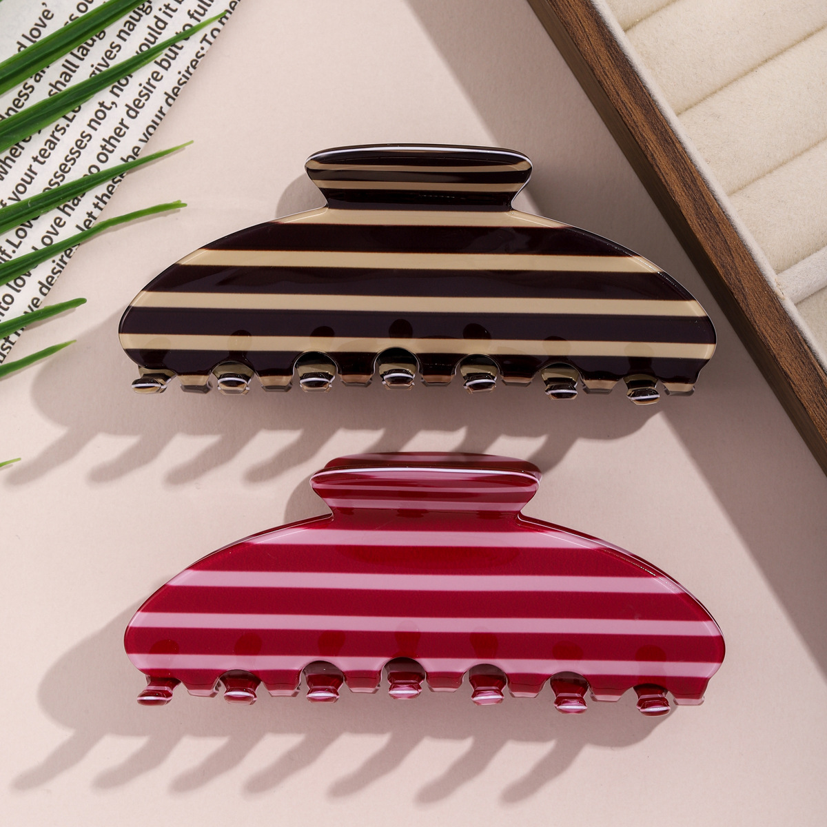 Korean-style fashionable and simple striped hair clips, sweet and girlish style, large shark clip, updo, grab clip, thick hair accessory Specification image