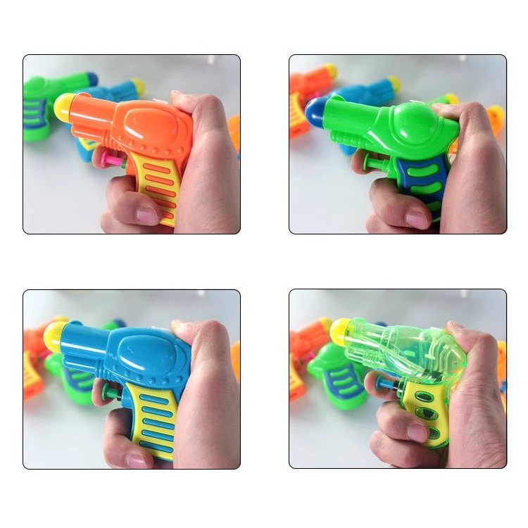 In summer, children and babies can play in the beach, spray water, shoot water, use water guns, swim, drift, take baths, and play with children's small water guns and toys. The same style as Running Man details Picture