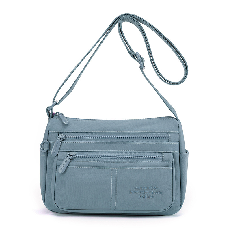 The new versatile nylon single-shoulder bag for women is a simple, casual and lightweight crossbody bag for commuting