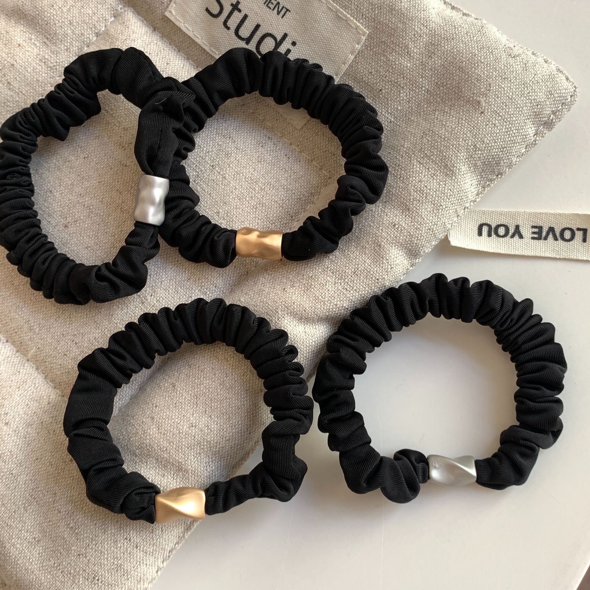 Thickened hair tie, women's hair tie, ponytail tie, high elasticity, durable and personalized alloy small intestine loop leather cover Application Scenario