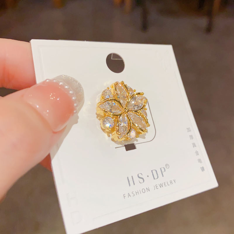 The light luxury and fashionable micro-inlaid zircon flower clasp brooch is exquisite, versatile, and exudes a high-end feel. It is a super shiny and anti-glare accessory Specification image