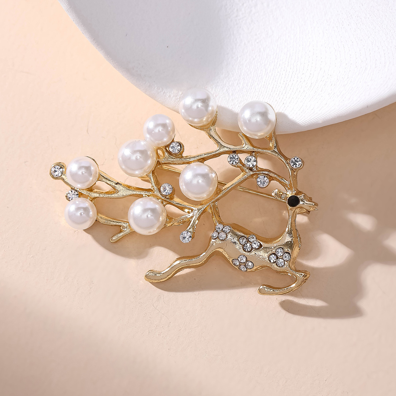 Pearl deer brooch, feminine charm, versatile suit, brooch, brooch, new Christmas fashion accessory, high-end accessory details Picture