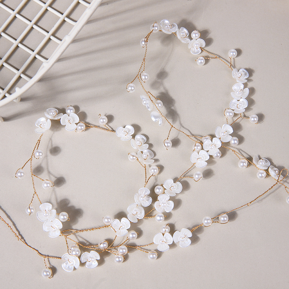 Bride's headwear, wedding accessories, hand-woven pearl hair accessories, clothing accessories, hat accessories, headwear accessories Application Scenario