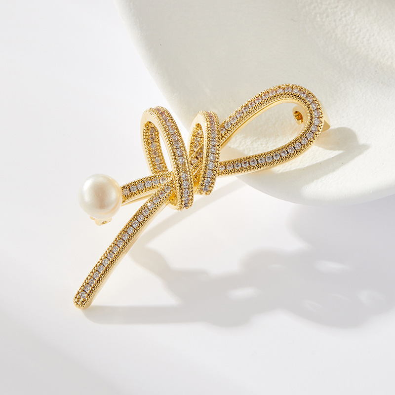A dazzling and elegant brooch adorned with zirconium ribbon knots, a versatile brooch for freshwater pearl clothing, a copper alloy brooch with zircon inlaid freshwater pearls, a best-selling accessory Application Scenario