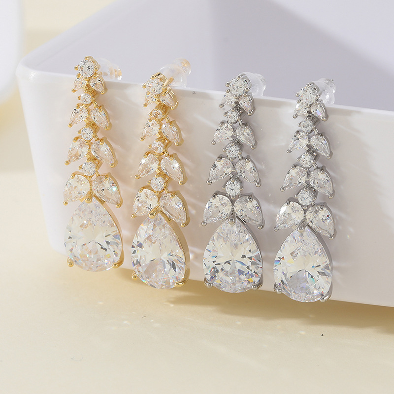 Light luxury, super sparkling zircon earrings, women's ins style, niche design sense, S925 silver needle earrings, high-end and exaggerated earrings trend Application Scenario