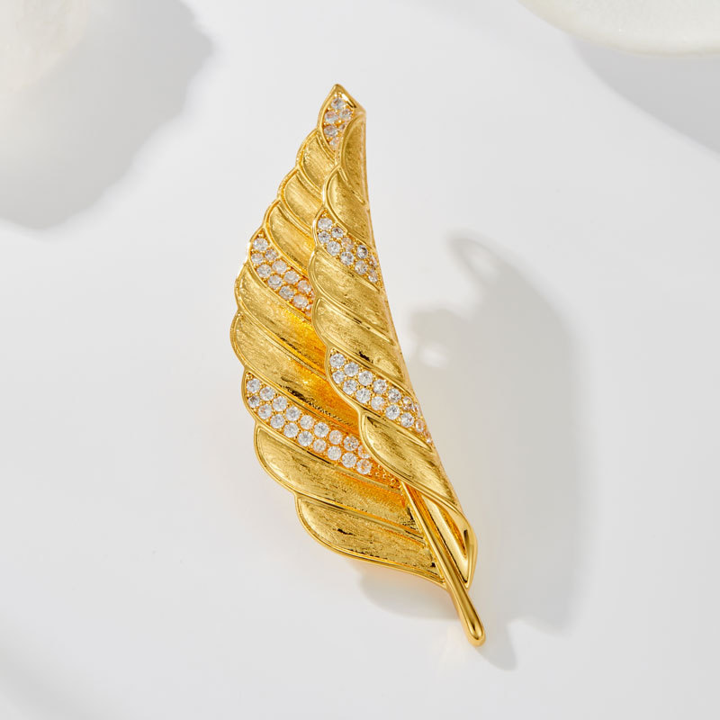 Original design, niche and light luxury brushed leaf brooch, copper alloy, real gold electroplated, slightly inlaid zircon, high-end sense brooch Application Scenario