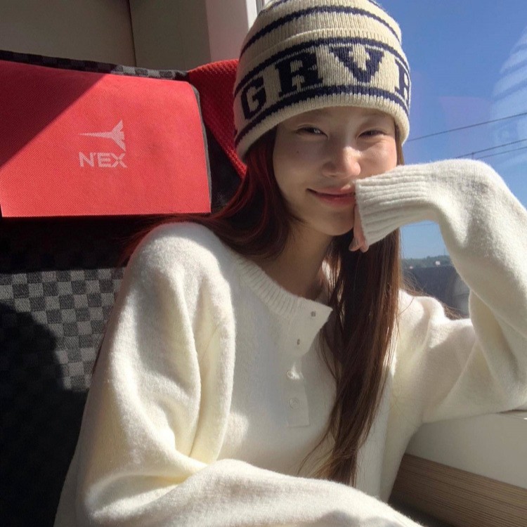 Xu Mengjie's unique striped rolled-up letter knitted hat is a popular autumn and winter casual, versatile, warm and ear-protecting cold hat Specification image
