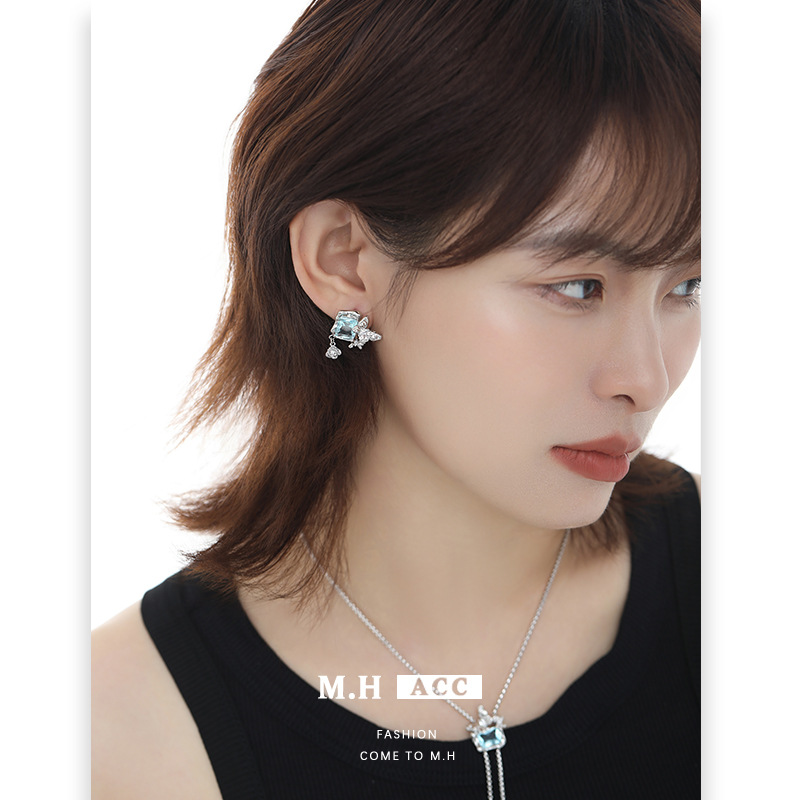 Original design blue gemstone butterfly series: Unique, fashionable, versatile, sweet and cool style necklace, bracelet, earrings and ring for women details Picture