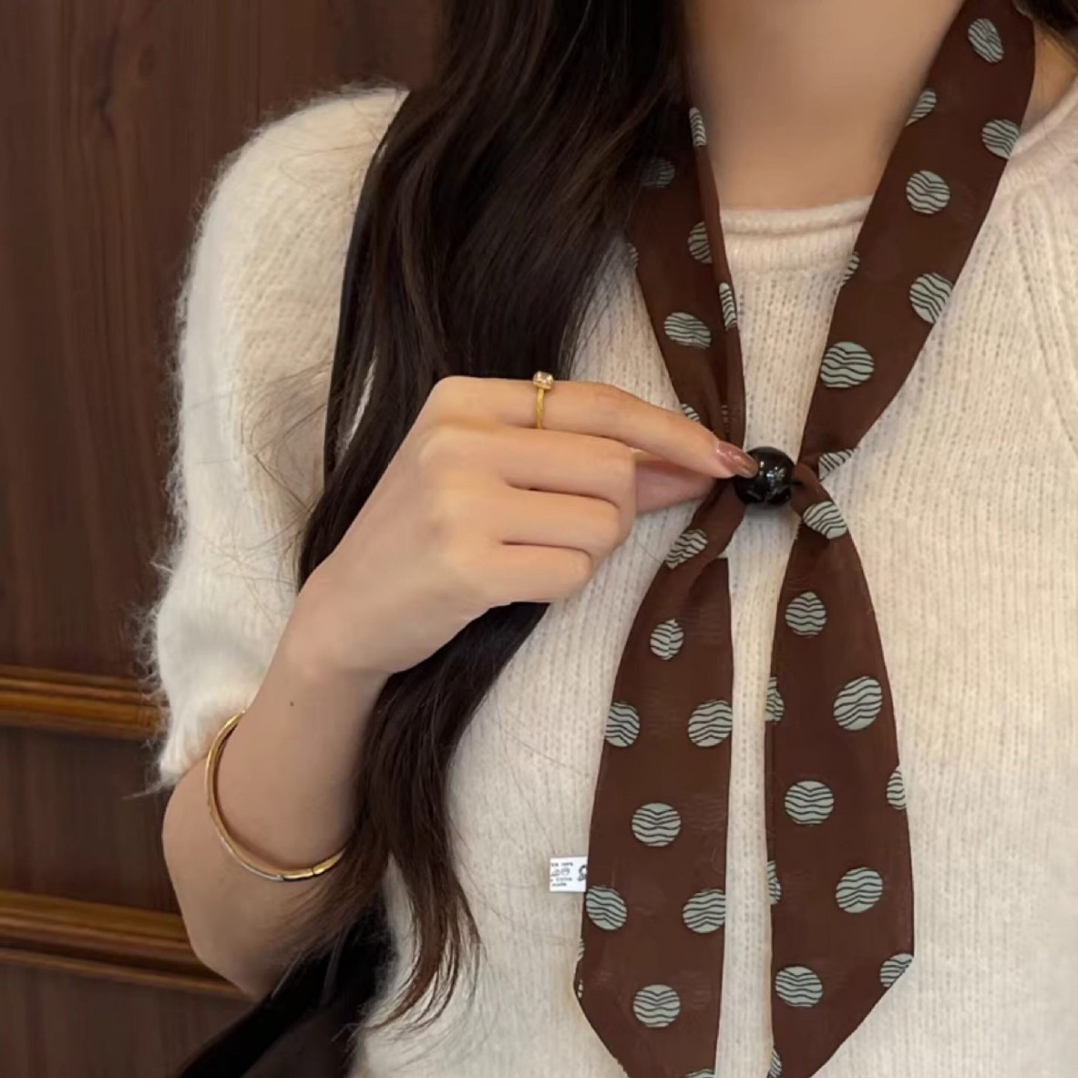 The new checkered scarf for spring/Summer 26 features a Korean long silk scarf with polka dot retro decoration and a stylish color combination that is versatile for daily use Specification image