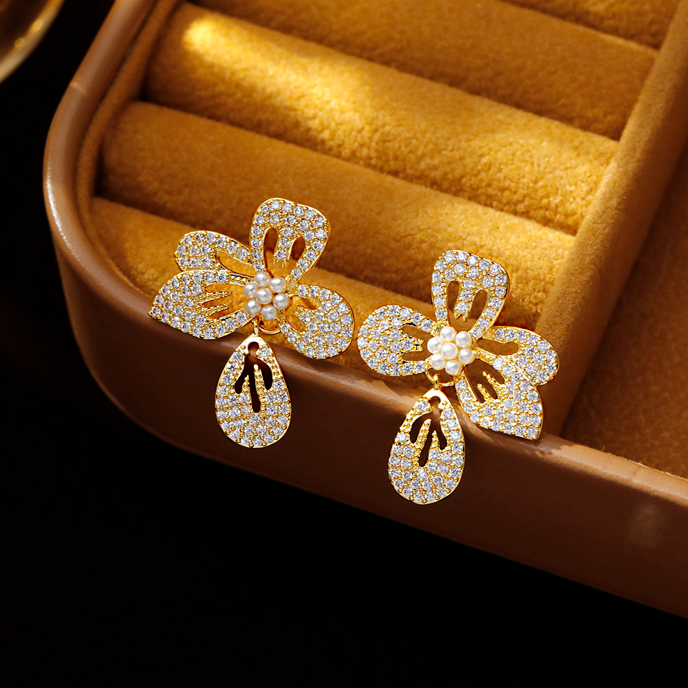 Hyacinth's fashionable, light luxury, ultra-sparkling, micro-inlaid zircon flower earrings are a unique design for women, exuding a sense of high-end elegance. They are a bestseller on Douyin Application Scenario