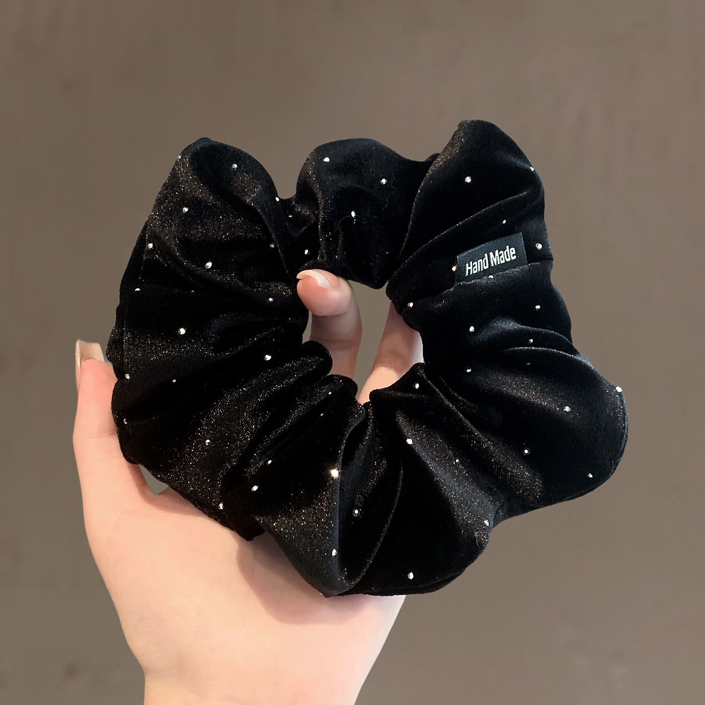 The new Korean minimalist and elegant diamond-encrusted polka dot velvet large colon hair tie exudes a retro, refined and high-end feel. It is used for tying and braided hair details Picture