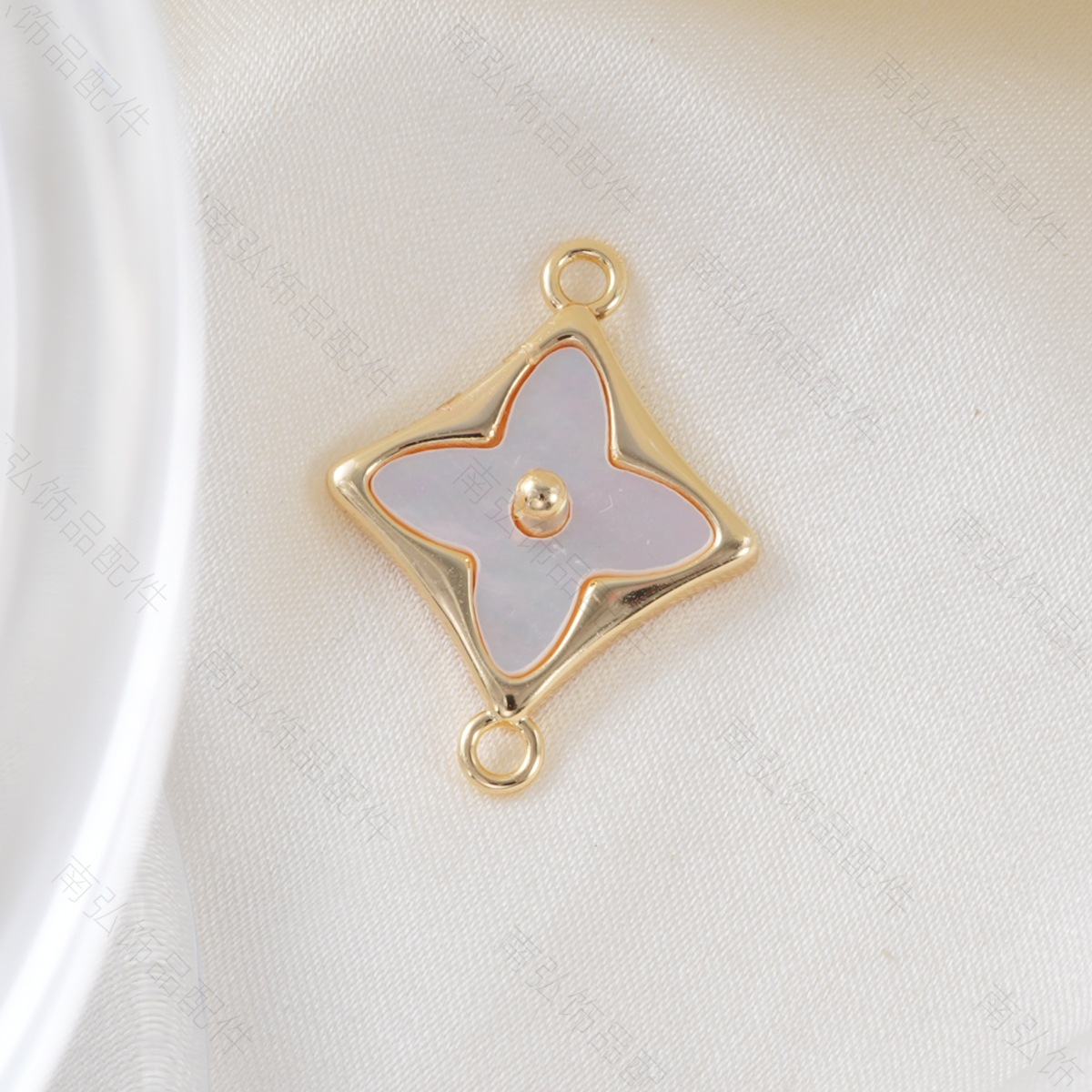 Copper-plated 18k gold color retention inlaid white shell four-leaf clover connection buckle bracelet, necklace clasp, DIY jewelry accessories Application Scenario