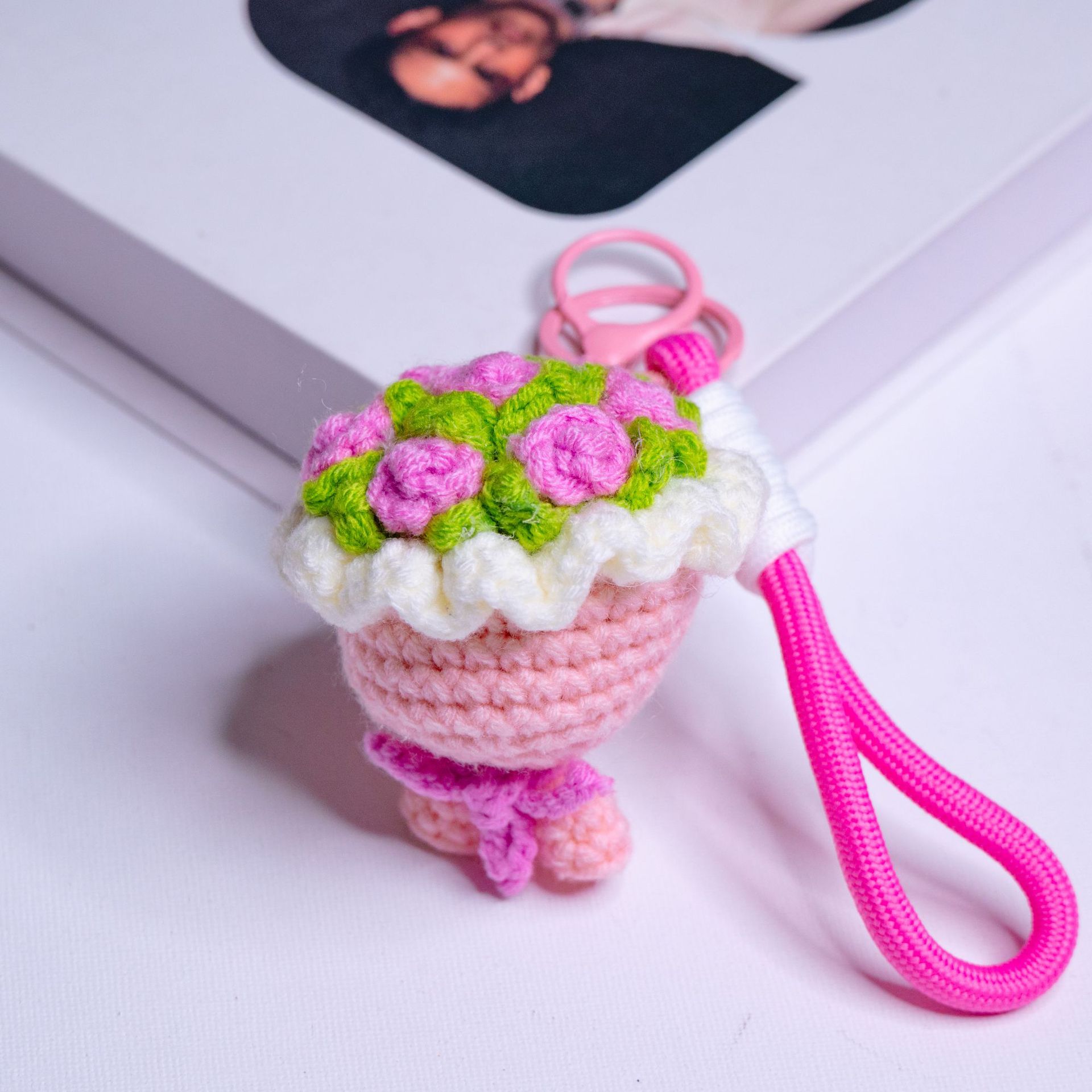 Hand-knitted mini bouquets, hand-held bouquets, pendants, crocheted keychains, bag pendants and ornaments details Picture