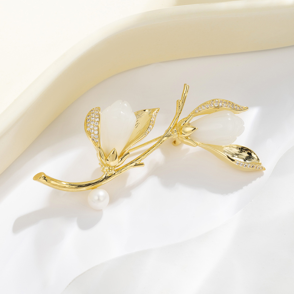 The magnolia award ceremony, wearing the same magnolia flower brooch, exudes a sense of high-end elegance. The flower brooch is a light luxury and individual accessory for women. It is also a brooch for achieving success on the golden list, a retro pearl brooch, a new Chinese-style brooch, a V-neck brooch for women, and a Japanese and Korean style Application Scenario