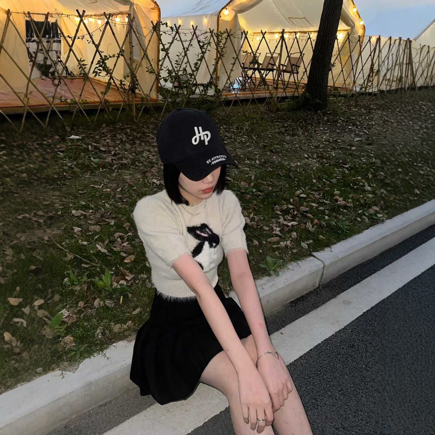 The new hard-top baseball cap for women with a perforated brim and embroidered letters is a Korean-style couple's baseball cap that makes the face look smaller, looks old-fashioned and is casual details Picture