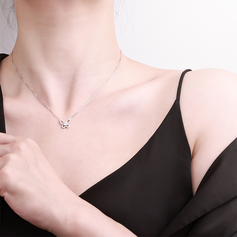 The s925 all-silver butterfly one-carat Mosan necklace is a niche design, light luxury, simple and versatile accessory necklace