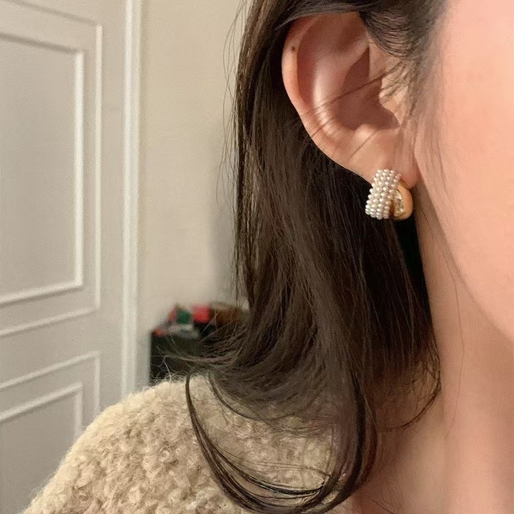 Light luxury mini pearl metal arc earrings, elegant and high-end design sense, niche daily stud earrings, versatile and sweet Application Scenario