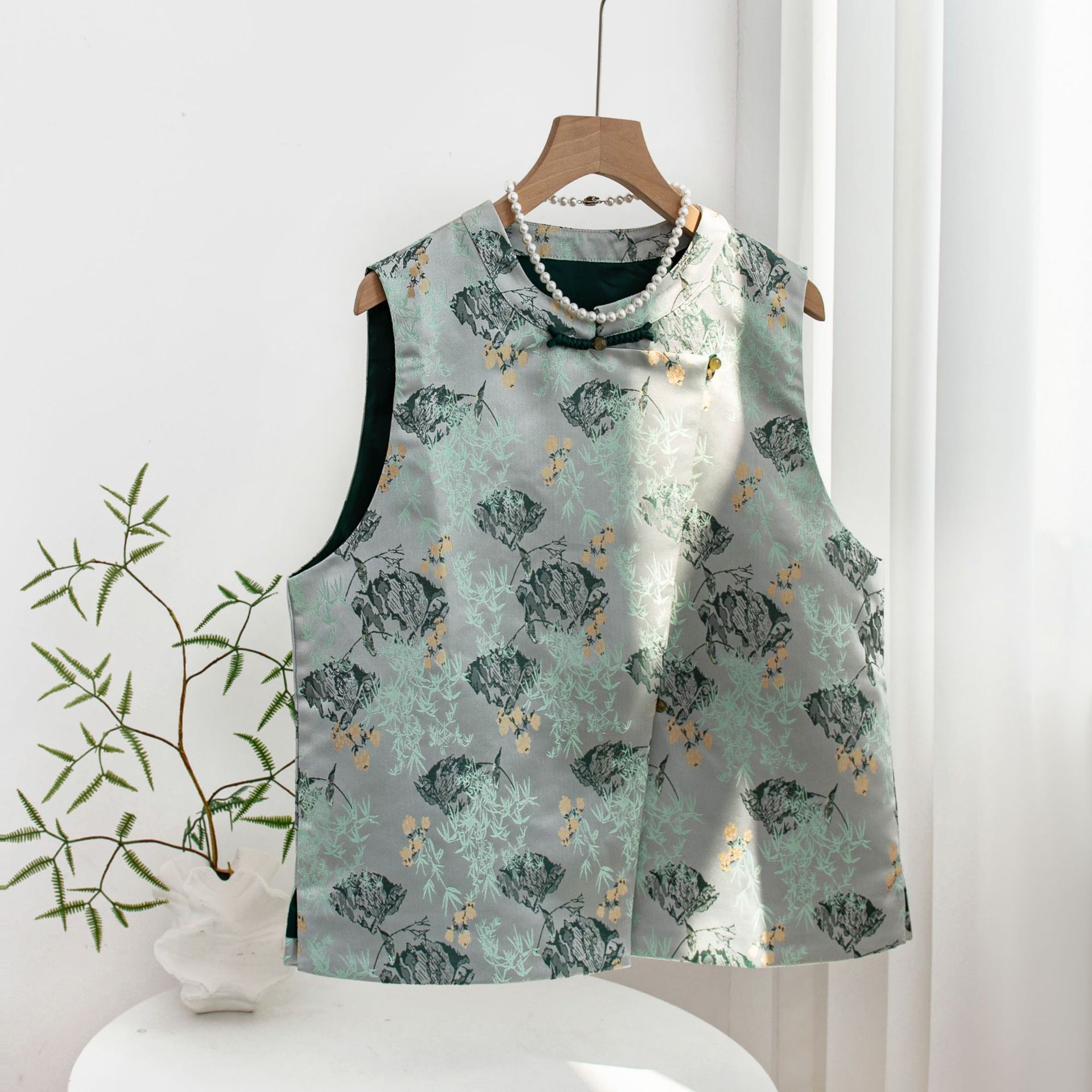 New Chinese-style blue vest for women, a young sleeveless waistcoat with a traditional Chinese style. It is a thin spring and autumn outerwear made of silk or mulberry silk details Picture