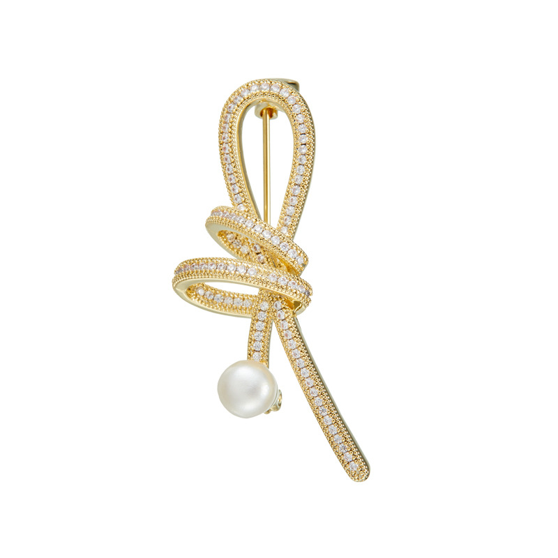 A dazzling and elegant brooch adorned with zirconium ribbon knots, a versatile brooch for freshwater pearl clothing, a copper alloy brooch with zircon inlaid freshwater pearls, a best-selling accessory Item Picture