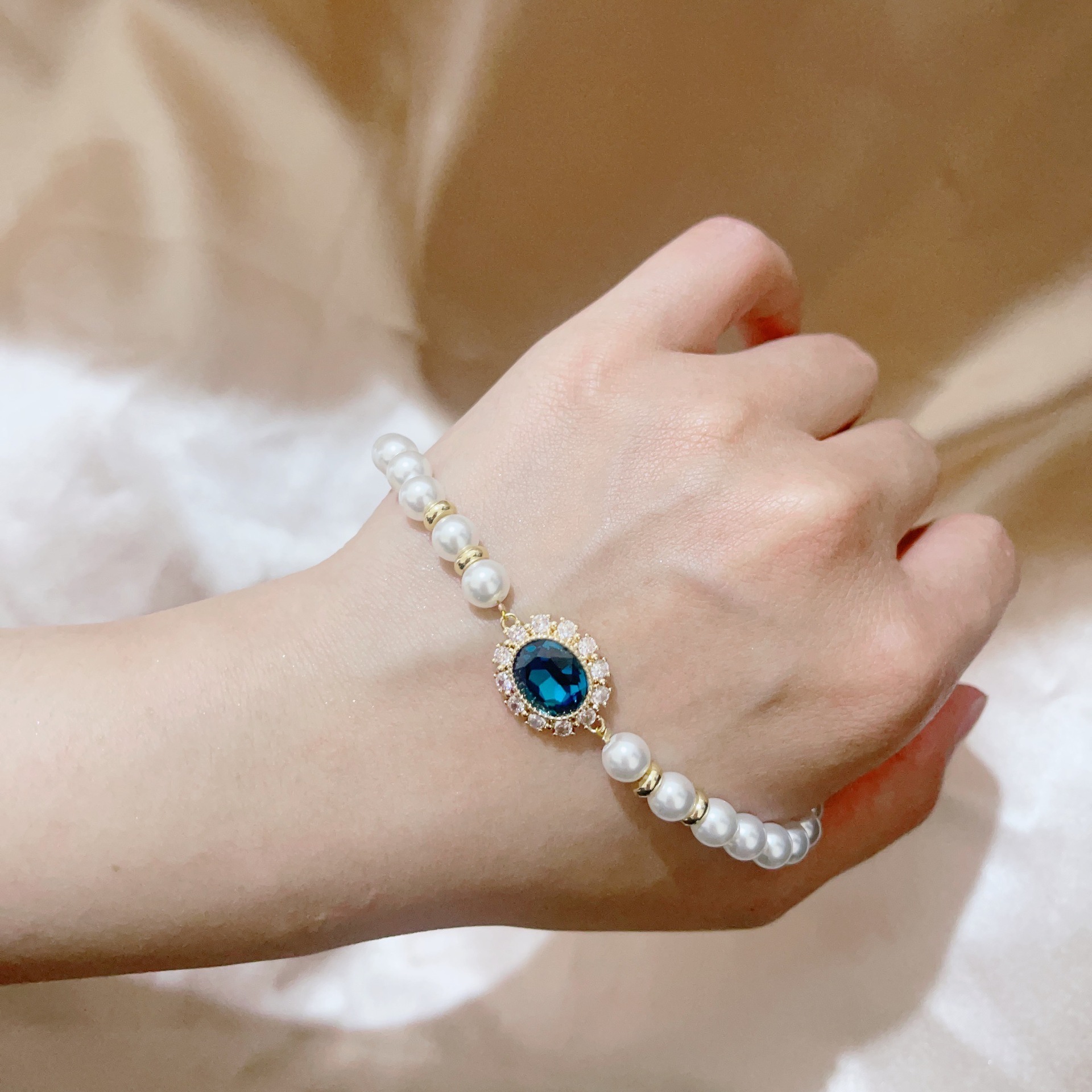 Aquamarine pearl bracelet, a retro jewelry from the Shi family, is a classic and versatile gift for women, featuring elegant and retro pearls