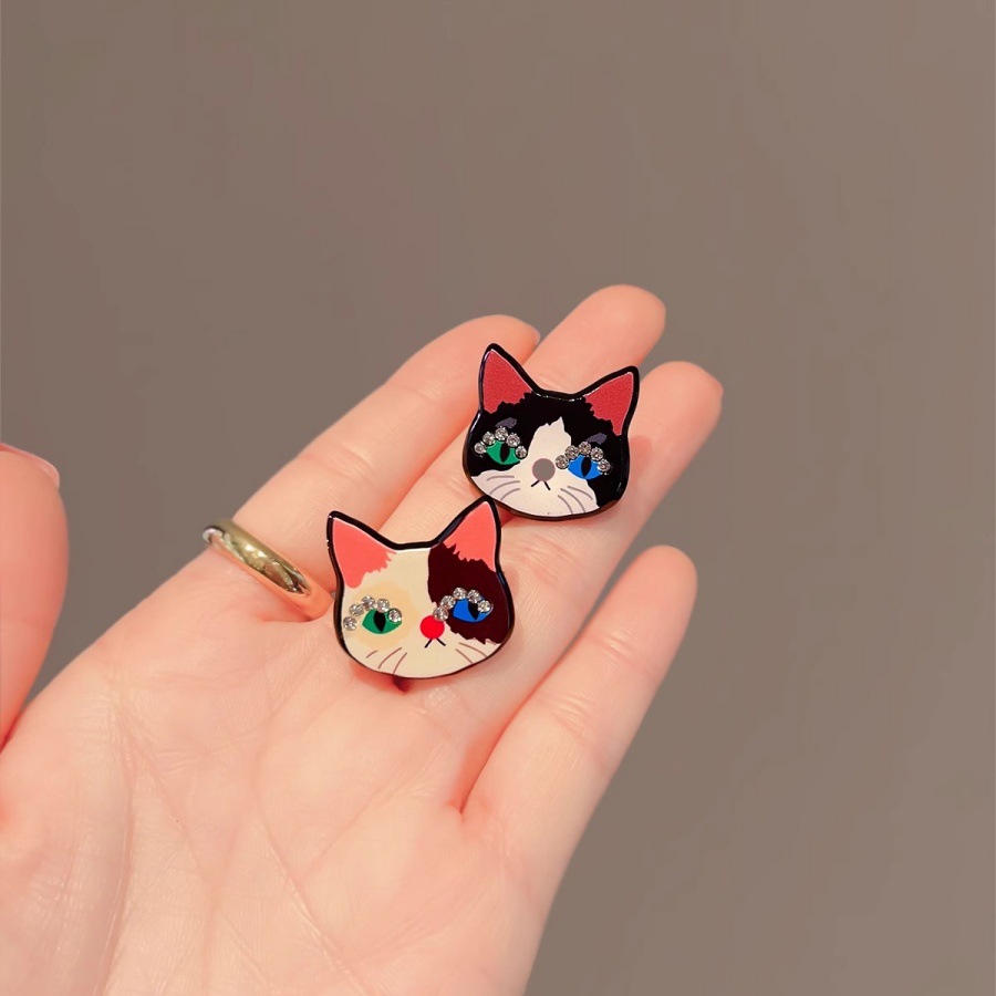 Delicate and small cat brooch, new autumn and winter sweater pin accessory, design sense diamond-encrusted coat collar brooch details Picture