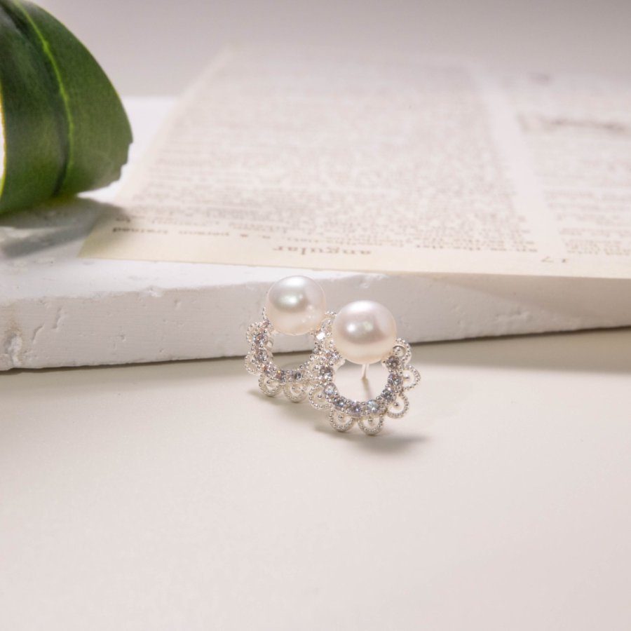 The new 925 silver needle copper plated with real gold from Xuhui brand is a versatile autumn and winter item. It features zircon lace pearl stud earrings with an exquisite and light luxury design Specification drawing