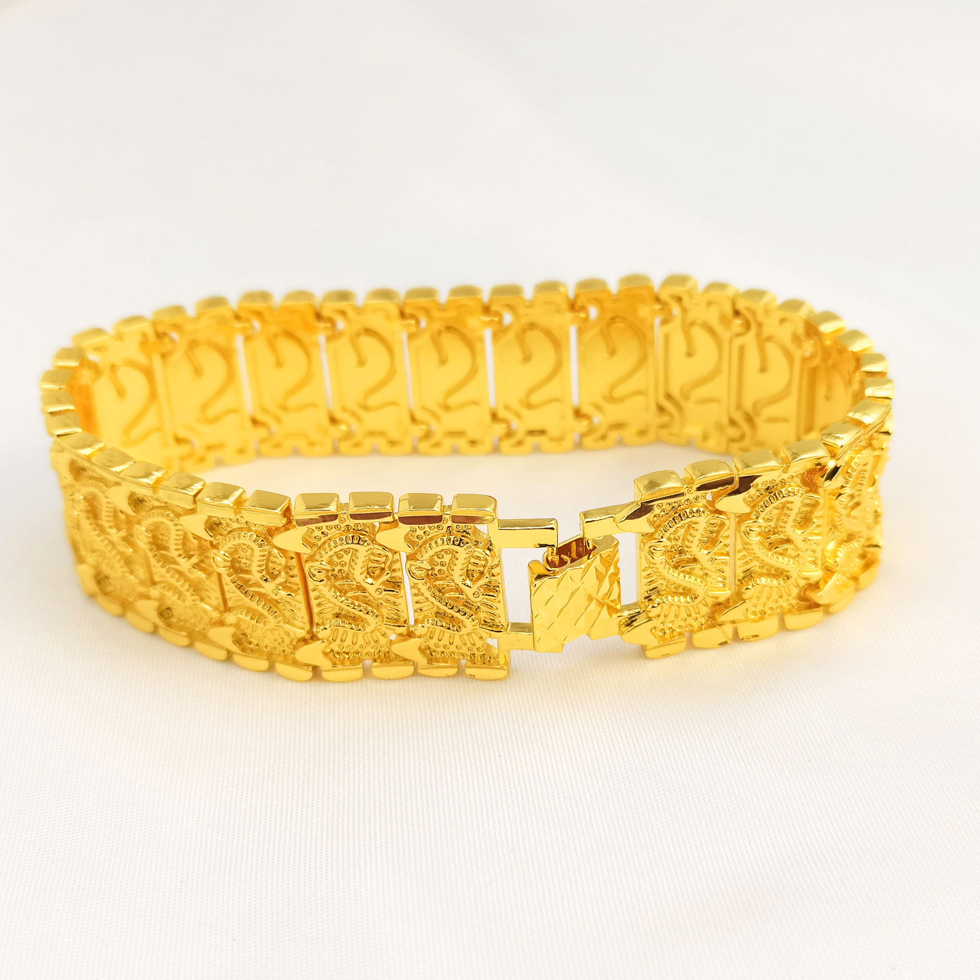 The Vietnamese sand gold men's dragon pattern bracelet is a powerful wide gold-plated watch chain and bracelet with a high-end feel Application Scenario