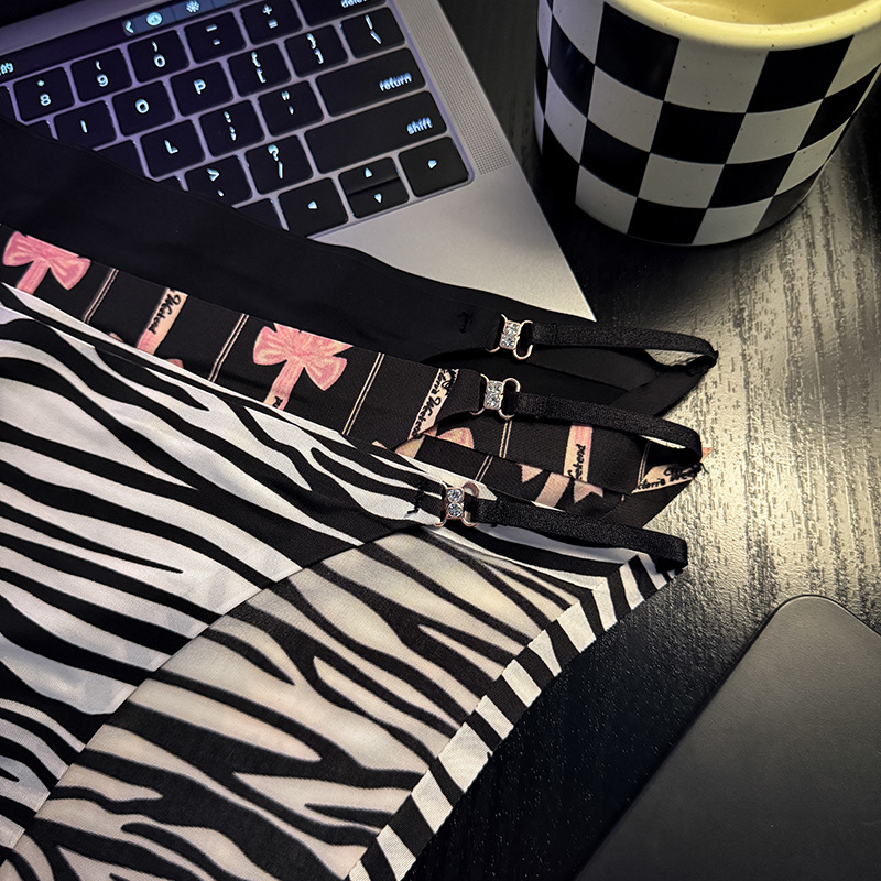 The new women's printed underpants are paired with fashionable accessories. The thin straps cover the buttocks, providing a comfortable low-waist T-shaped seamless underpants for women Specification image