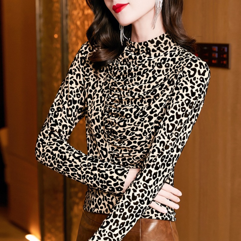 In the Spring and Autumn of 2025, this new fashion design features a long-sleeved base layer top with leopard print, paired with a T-shirt for a chic and feminine look