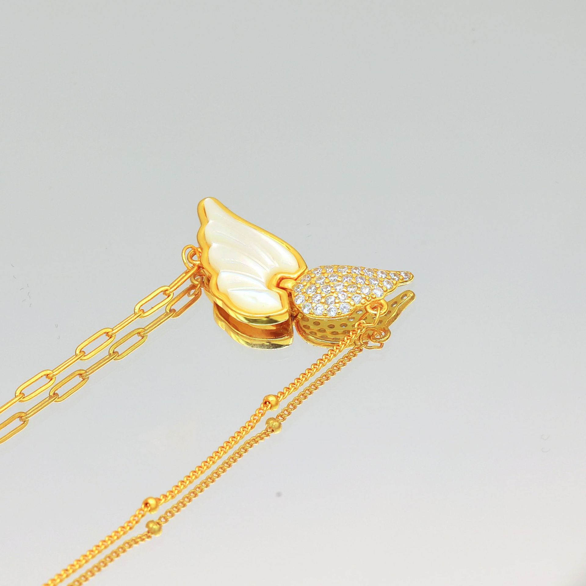 A simple and elegant wing-shaped bracelet gift featuring movable angel wings inlaid with white mother-of-pearl Application Scenario