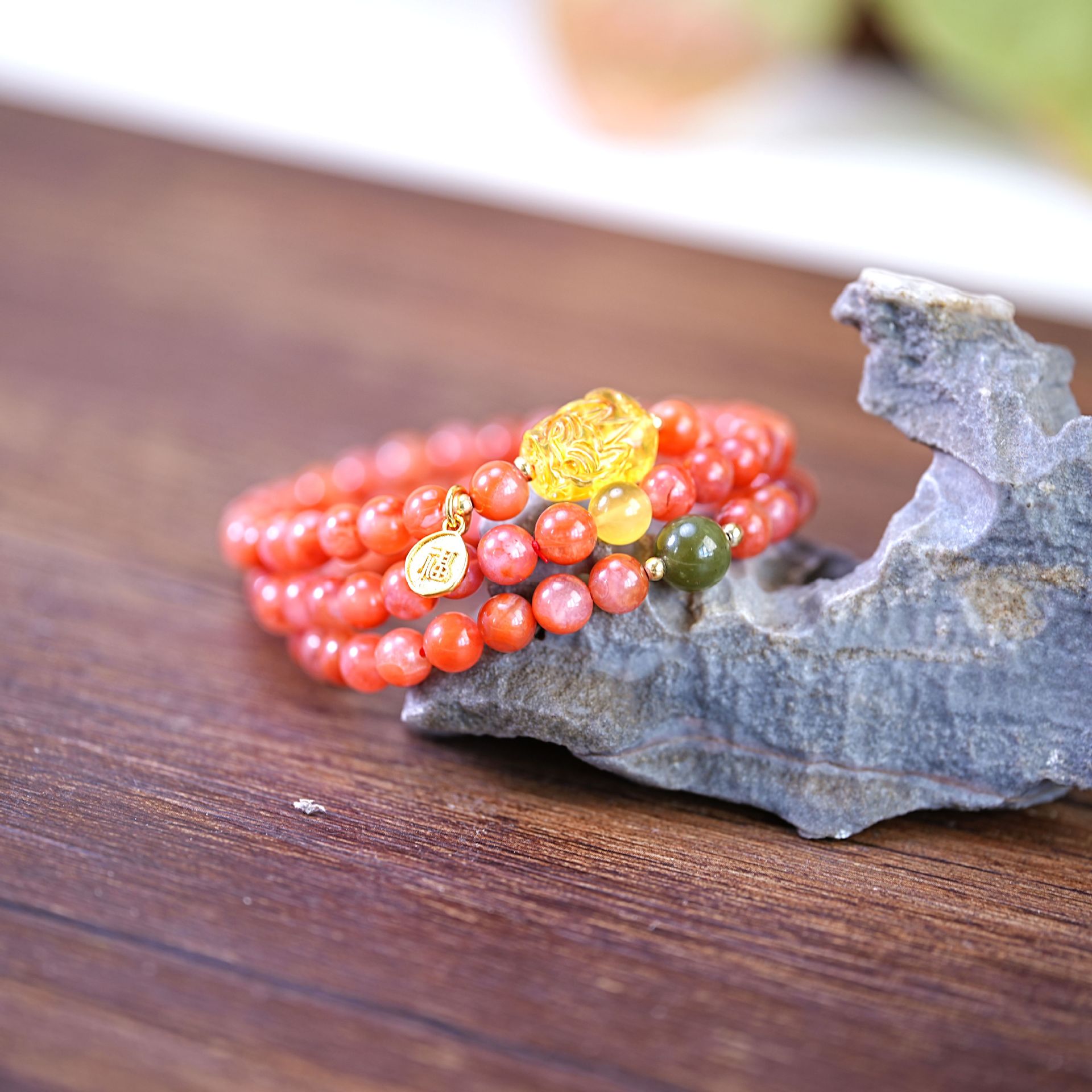 New Chinese-style natural Nan Hong agate beaded bracelet for women, retro, light luxury and fashionable amber bracelet accessory details Picture